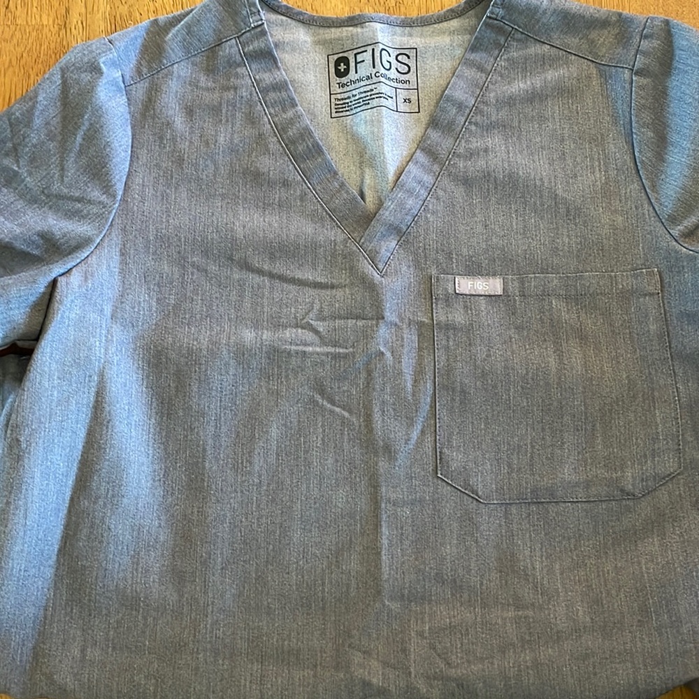 Women’s graphite one pocket Catarina scrub top